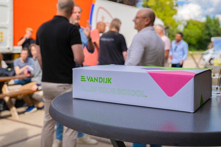 In beeld: Bijna 10 miljoen boeken verspreid: schoolboekenhandel Van Dijk rondt hoogseizoen af in Kampen