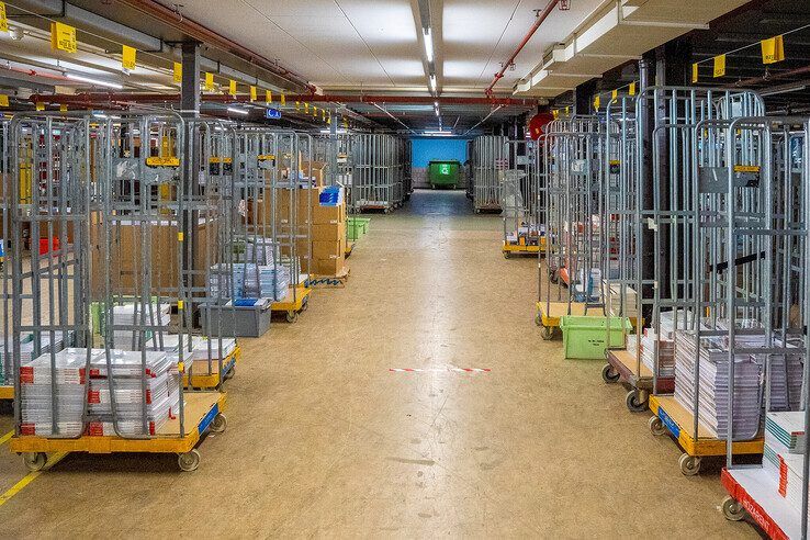 In beeld: Bijna 10 miljoen boeken verspreid: schoolboekenhandel Van Dijk rondt hoogseizoen af in Kampen