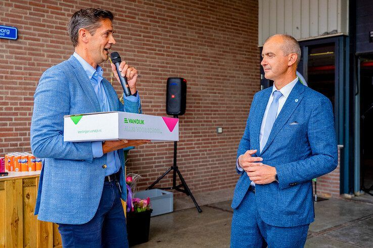 In beeld: Bijna 10 miljoen boeken verspreid: schoolboekenhandel Van Dijk rondt hoogseizoen af in Kampen