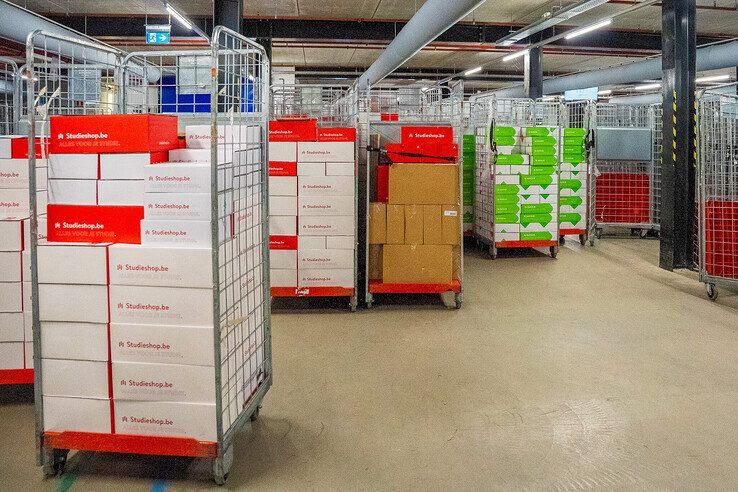 In beeld: Bijna 10 miljoen boeken verspreid: schoolboekenhandel Van Dijk rondt hoogseizoen af in Kampen