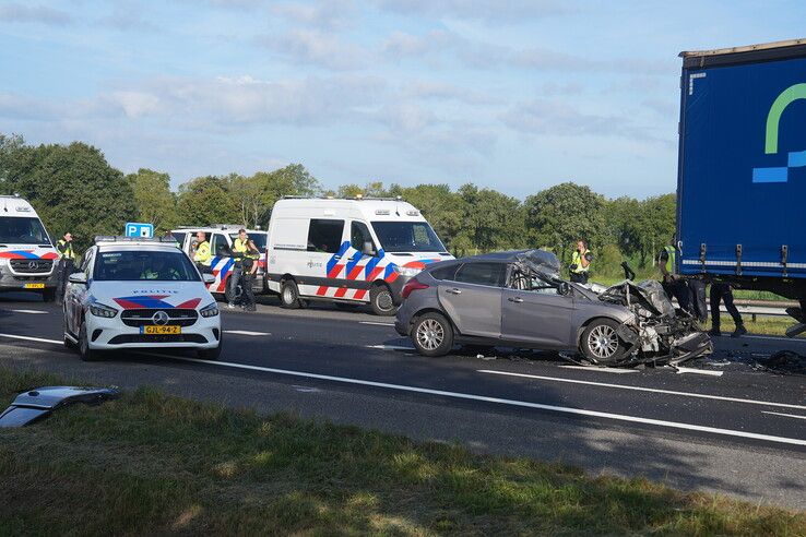 De auto botste achterop een vrachtwagen op de A28 bij Veeningen.