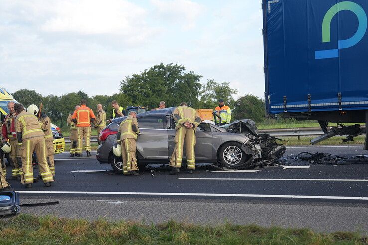 Auto botst achterop vrachtwagen: Zwolse vrouw (40) overleden op A28 in Drenthe