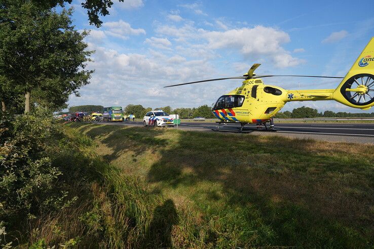 Auto botst achterop vrachtwagen: Zwolse vrouw (40) overleden op A28 in Drenthe