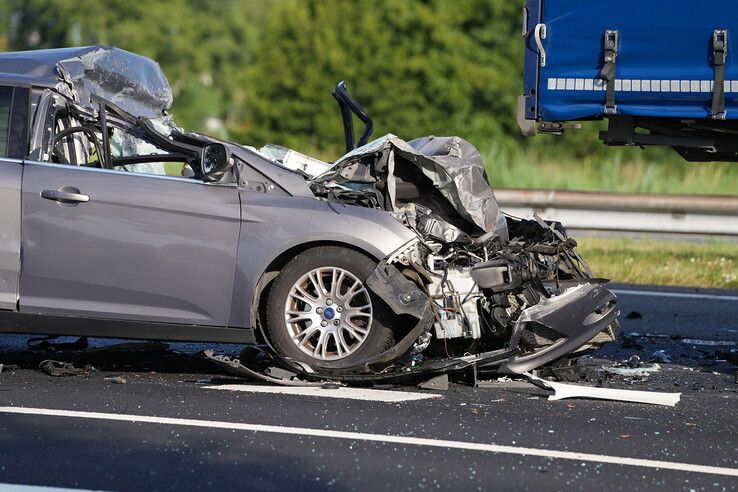 Auto botst achterop vrachtwagen: Zwolse vrouw (40) overleden op A28 in Drenthe