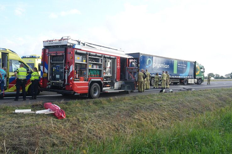 Auto botst achterop vrachtwagen: Zwolse vrouw (40) overleden op A28 in Drenthe