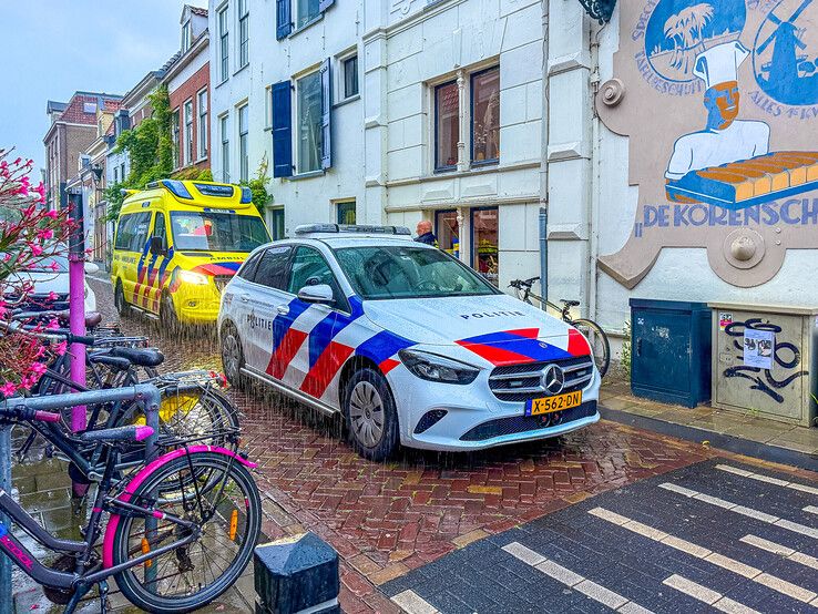 Politie en ambulance bij de aanrijding in de binnenstad van Kampen.