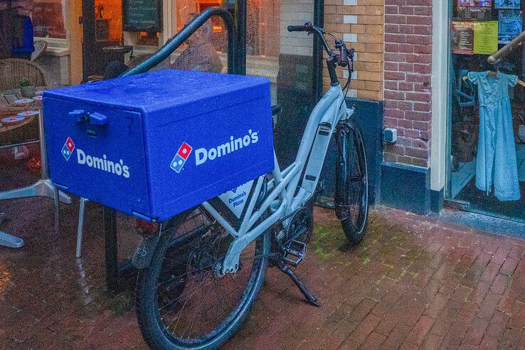 Fietsende maaltijdbezorger (18) aangereden in Kampen, automobilist (21) test positief op drugs