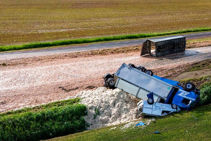 Gekantelde vrachtwagen met slachtafval op N307 tussen Kampen en Dronten.