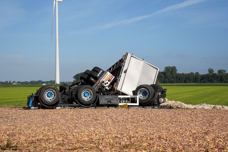 Wegdek bezaaid met slachtafval: N307 tussen Kampen en Dronten afgesloten na ongeval