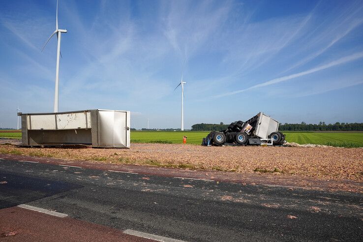 Wegdek bezaaid met slachtafval: N307 tussen Kampen en Dronten afgesloten na ongeval