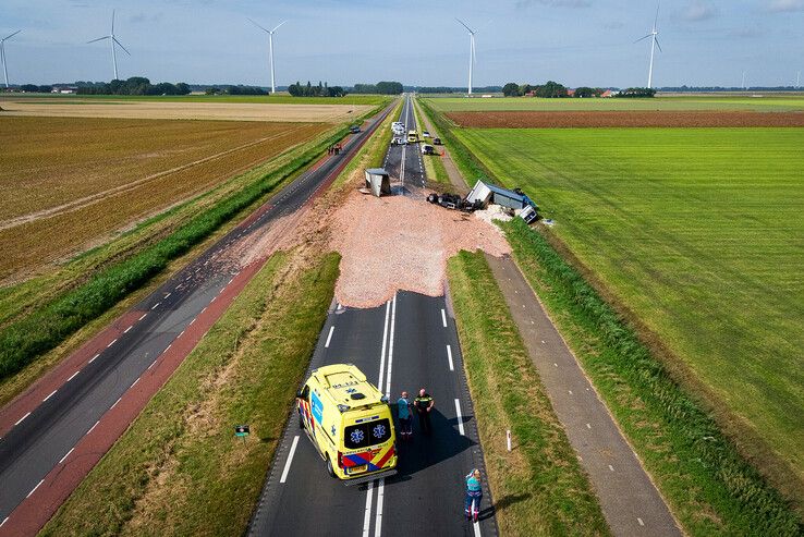 Wegdek bezaaid met slachtafval: N307 tussen Kampen en Dronten afgesloten na ongeval