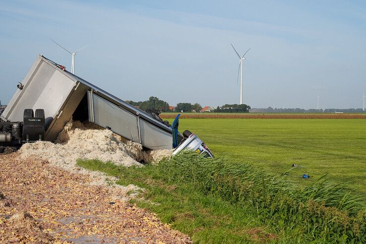 Wegdek bezaaid met slachtafval: N307 tussen Kampen en Dronten afgesloten na ongeval