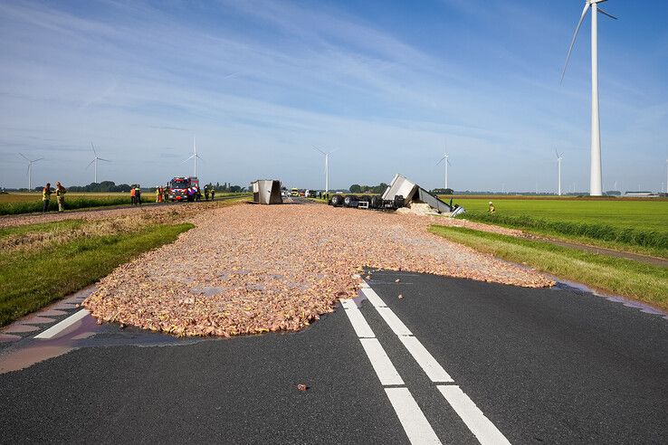Wegdek bezaaid met slachtafval: N307 tussen Kampen en Dronten afgesloten na ongeval