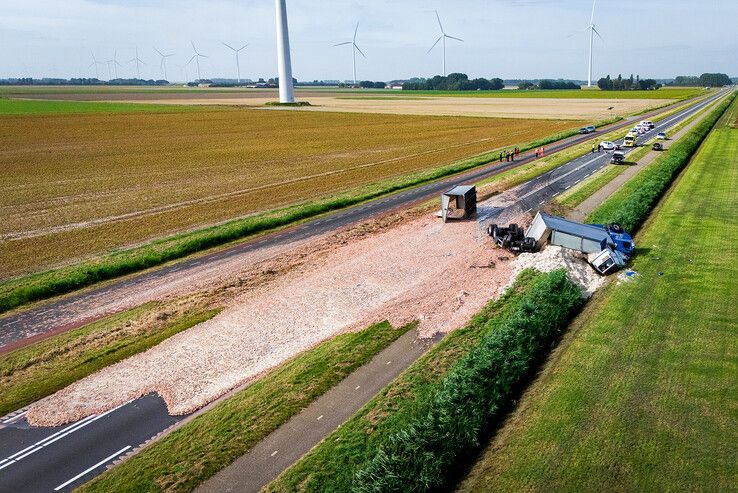 Wegdek bezaaid met slachtafval: N307 tussen Kampen en Dronten afgesloten na ongeval