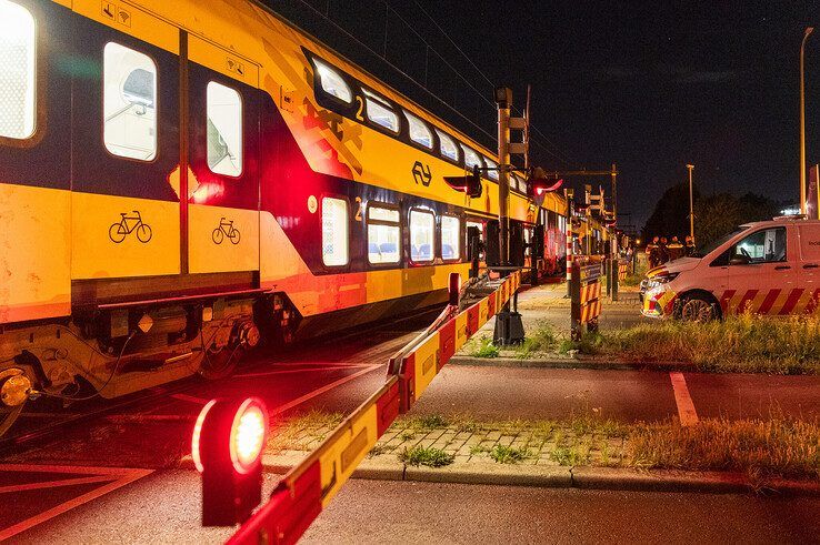 Stilstaande trein op overweg Oldeneelallee Zwolle.
