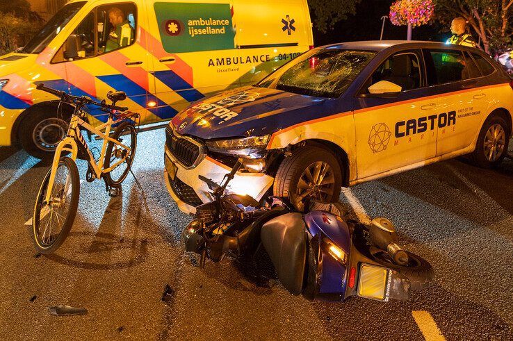 Scooter klem onder auto na aanrijding in Zwolle.