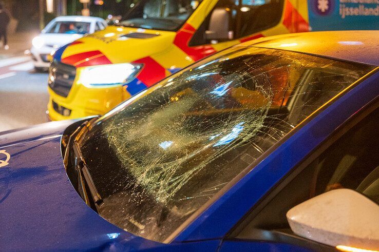 Scooterrijder gewond bij aanrijding in Zwolle, scooter klem onder auto