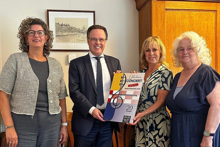 Initiatiefnemers overhandigen eerste kaartje aan burgemeester Eddy Bilder.