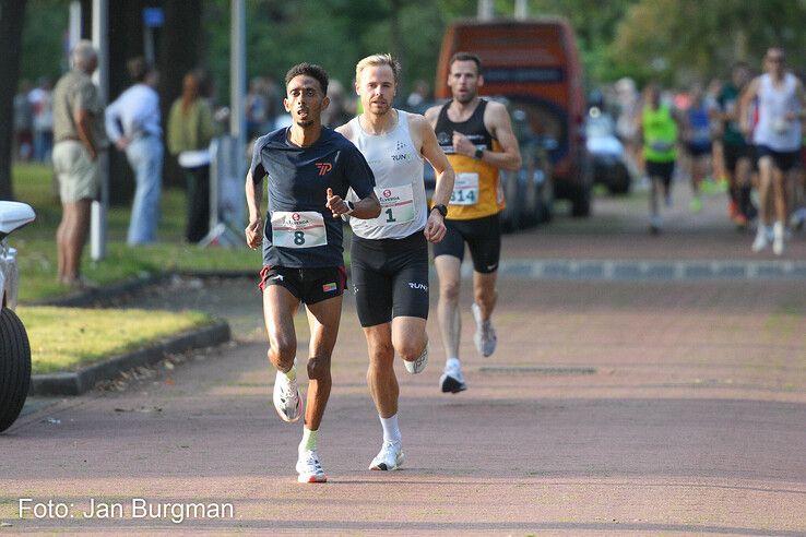 Yonas Rezene met Nick Marsman op zijn hielen.