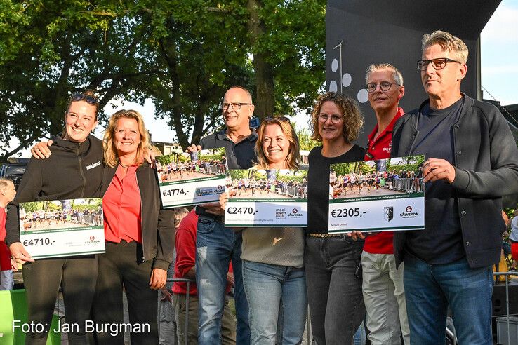 Cheques voor vier goede doelen bij Berkumloop Zwolle.