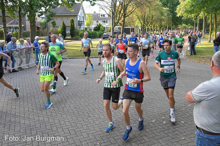 In beeld: Rezene en Doornwaard winnen Berkumloop Zwolle, duizenden euro’s voor goede doelen