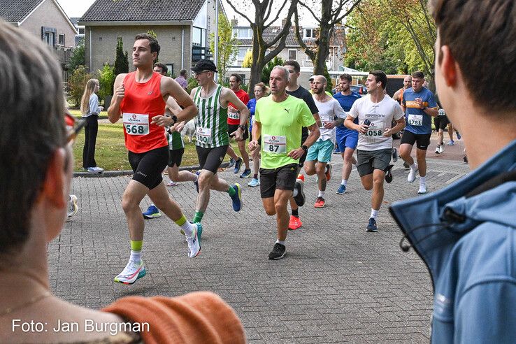 In beeld: Rezene en Doornwaard winnen Berkumloop Zwolle, duizenden euro’s voor goede doelen