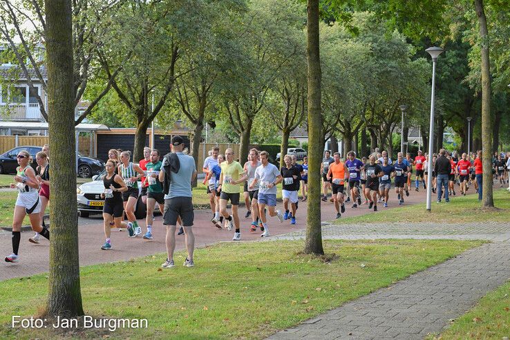In beeld: Rezene en Doornwaard winnen Berkumloop Zwolle, duizenden euro’s voor goede doelen
