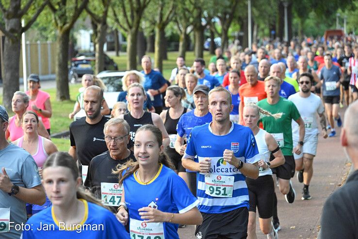 In beeld: Rezene en Doornwaard winnen Berkumloop Zwolle, duizenden euro’s voor goede doelen