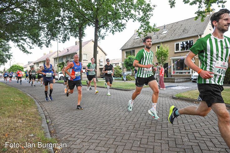 In beeld: Rezene en Doornwaard winnen Berkumloop Zwolle, duizenden euro’s voor goede doelen