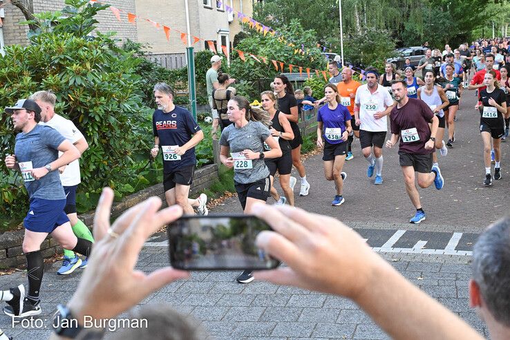 In beeld: Rezene en Doornwaard winnen Berkumloop Zwolle, duizenden euro’s voor goede doelen