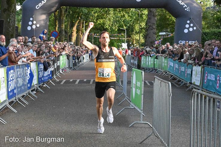 In beeld: Rezene en Doornwaard winnen Berkumloop Zwolle, duizenden euro’s voor goede doelen