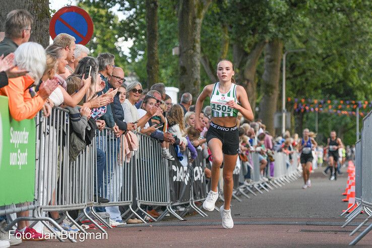 In beeld: Rezene en Doornwaard winnen Berkumloop Zwolle, duizenden euro’s voor goede doelen
