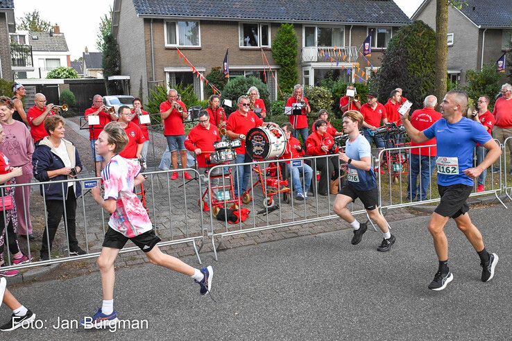 In beeld: Rezene en Doornwaard winnen Berkumloop Zwolle, duizenden euro’s voor goede doelen
