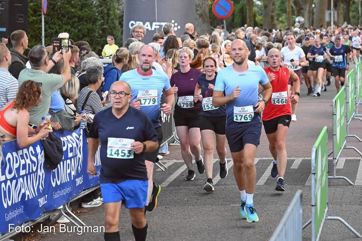 In beeld: Rezene en Doornwaard winnen Berkumloop Zwolle, duizenden euro’s voor goede doelen