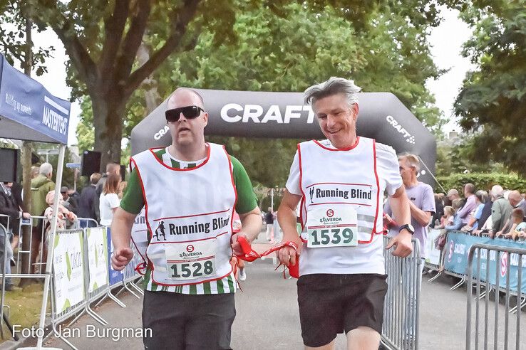 In beeld: Rezene en Doornwaard winnen Berkumloop Zwolle, duizenden euro’s voor goede doelen