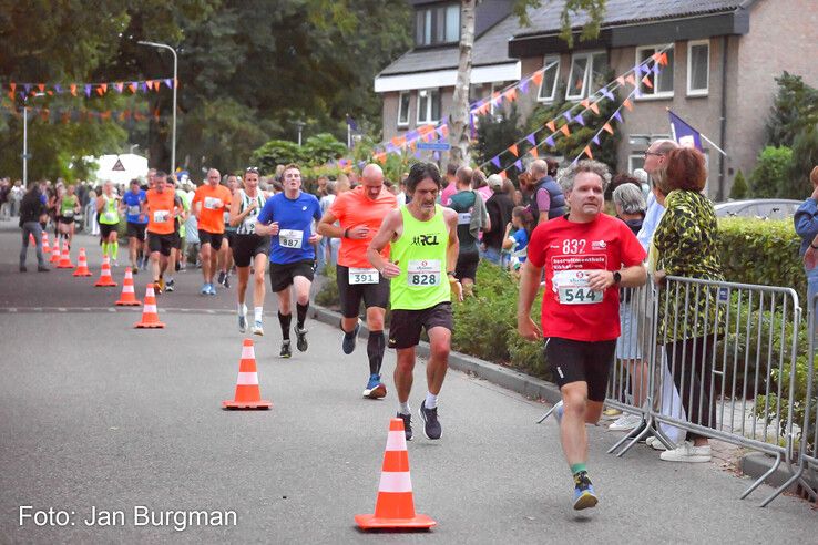 In beeld: Rezene en Doornwaard winnen Berkumloop Zwolle, duizenden euro’s voor goede doelen