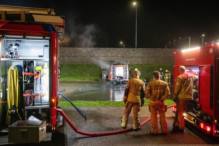 In beeld: Man zwaargewond bij brand in camper op carpoolplaats Zwolle (video)