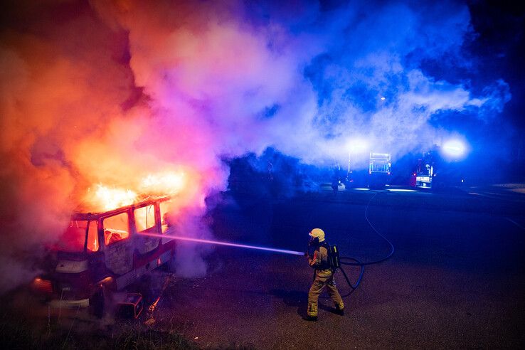 In beeld: Man zwaargewond bij brand in camper op carpoolplaats Zwolle (video)