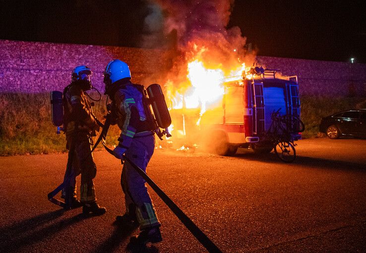 In beeld: Man zwaargewond bij brand in camper op carpoolplaats Zwolle (video)