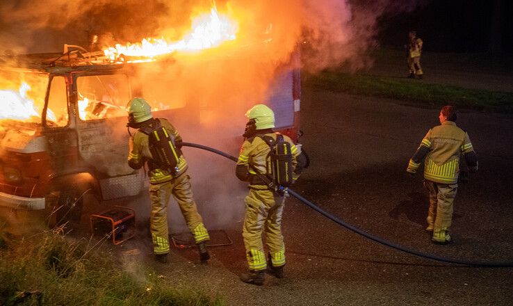 In beeld: Man zwaargewond bij brand in camper op carpoolplaats Zwolle (video)