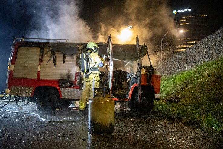In beeld: Man zwaargewond bij brand in camper op carpoolplaats Zwolle (video)