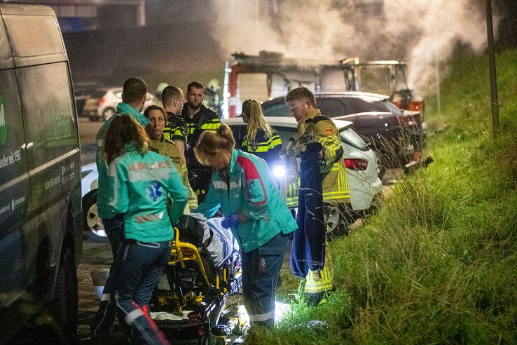 In beeld: Man zwaargewond bij brand in camper op carpoolplaats Zwolle (video)