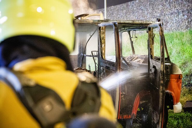 In beeld: Man zwaargewond bij brand in camper op carpoolplaats Zwolle (video)