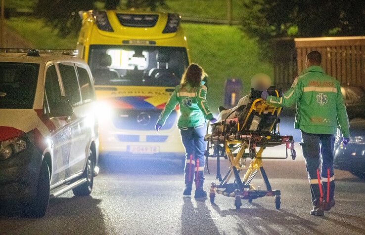 In beeld: Man zwaargewond bij brand in camper op carpoolplaats Zwolle (video)