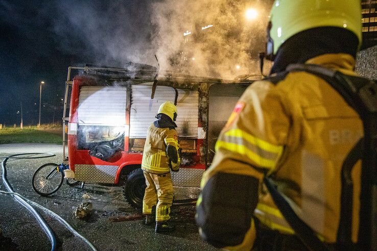 In beeld: Man zwaargewond bij brand in camper op carpoolplaats Zwolle (video)