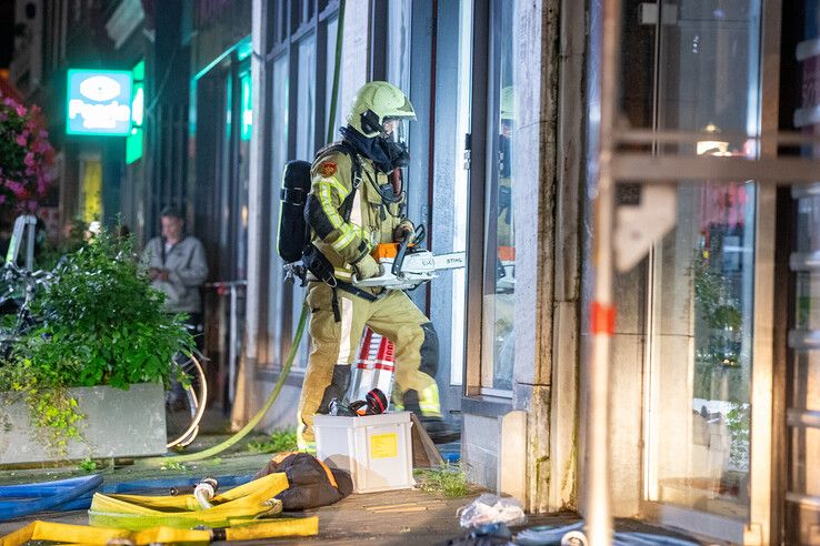 In beeld: Brand in leegstaand winkelpand in binnenstad Kampen trekt veel bekijks (video)