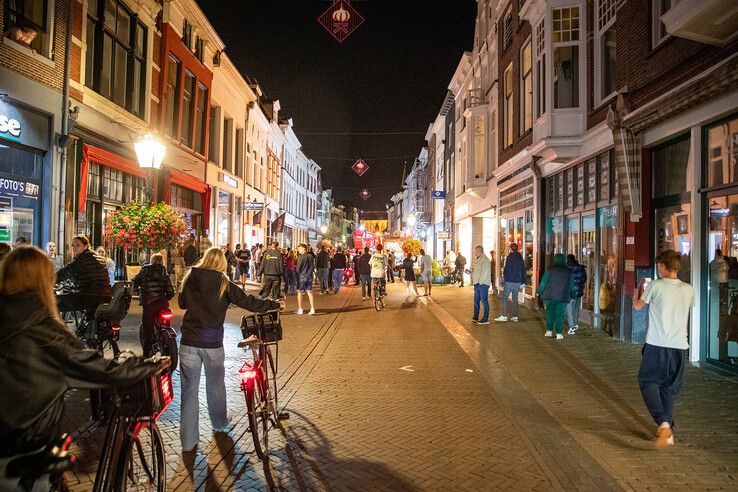 In beeld: Brand in leegstaand winkelpand in binnenstad Kampen trekt veel bekijks (video)