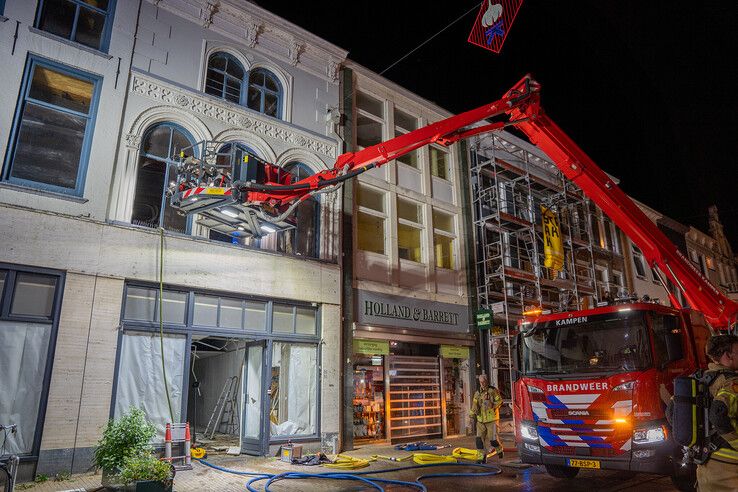 In beeld: Brand in leegstaand winkelpand in binnenstad Kampen trekt veel bekijks (video)