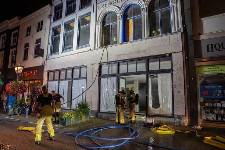 In beeld: Brand in leegstaand winkelpand in binnenstad Kampen trekt veel bekijks (video)