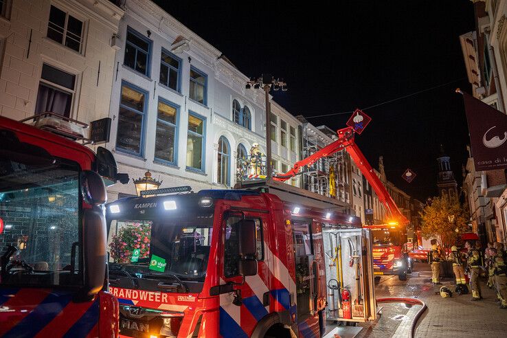 In beeld: Brand in leegstaand winkelpand in binnenstad Kampen trekt veel bekijks (video)